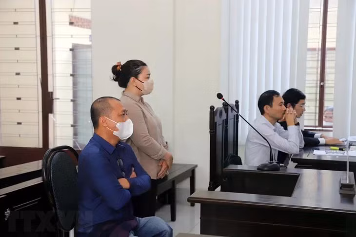 Bị cáo Lê Minh Quang và Cao Thị Thu Bích tại phiên tòa. (Ảnh: TTXVN phát)