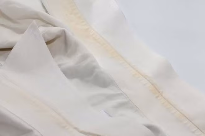 Xử lý vết ố vàng trên quần áo trắng đơn giản. Ảnh: Xinhua