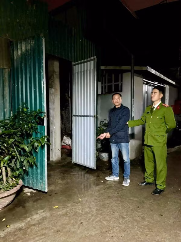 Cơ quan Công an tổ chức khám nghiệm hiện trường, đưa Nguyễn Xuân Dũng đến khu vực xảy ra mâu thuẫn với hàng xóm.