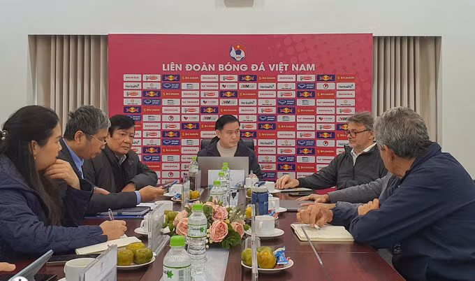 Ông Trần Anh Tú (giữa) và HLV Troussier (phải) trong cuộc họp tại trụ sở VFF.