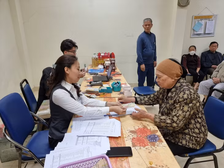 Chi trả tiền trợ cấp BHXH và lương hưu tại một phường Hà Nội. Ảnh: XC
