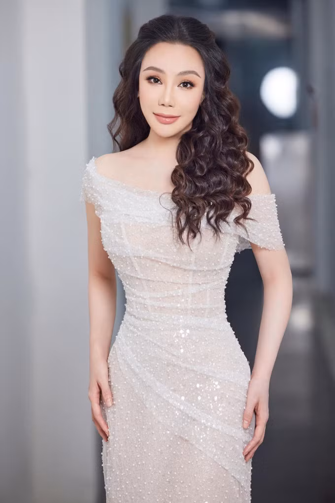 Ca sĩ chọn kiểu tóc uốn xoăn cổ điển, tôn đường nét thon gọn cho khuôn mặt. Ngoài nỗ lực tự học làm đẹp, trang điểm, cô được chị gái và êkíp quan tâm sát sao chuyện ăn uống, tập luyện để tránh tăng cân. Cô hài lòng với phom dáng hiện tại, chiều cao 1,63 m cùng cân nặng 50 kg.