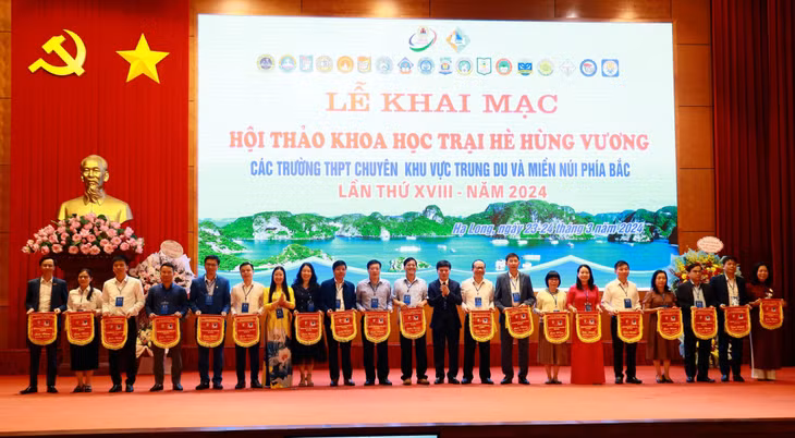 Ban Tổ chức trao Cờ lưu niệm cho các Đoàn tham dự Hội thảo khoa học Trại hè Hùng Vương lần thứ XVIII - năm 2024.