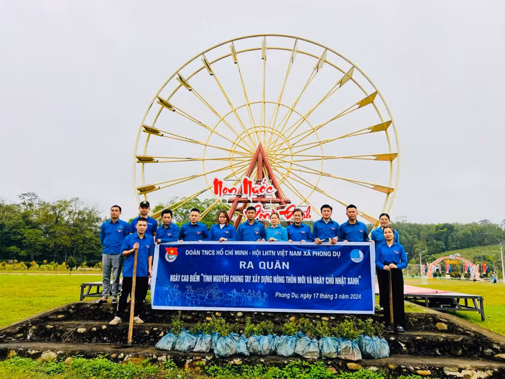 Đoàn Thanh niên xã Phong Dụ (huyện Tiên Yên) ra quân ngày cao điểm "Tình nguyện chung tay xây dựng nông thôn mới và Ngày Chủ nhật xanh.