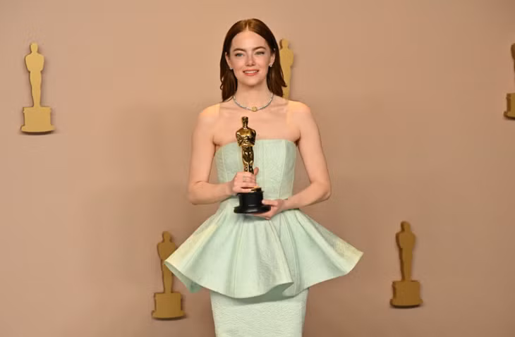 Nữ diễn viên Emma Stone mặc váy màu xanh bạc hà và đeo vòng cổ kim cương đều của Louis Vuitton trong lễ trao giải Oscar lần thứ 96. Ảnh: AFP
