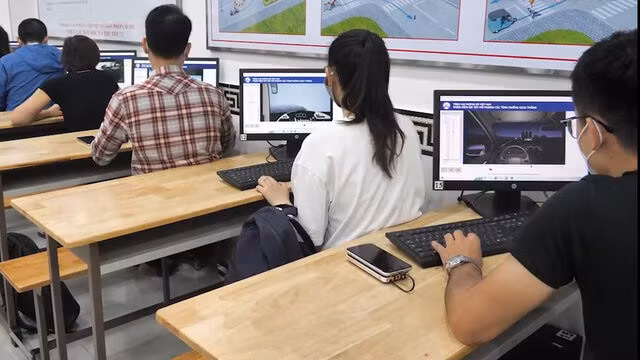 Học bằng lái xe B1, B2, C, D... học viên cần phải nộp các khoản phí, gồm: phí thi sát hạch, phí thi lý thuyết... Ảnh minh hoạ: Lâm Anh