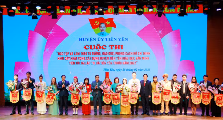 Huyện ủy Tiên Yên tổ chức Cuộc thi Học tập và làm theo tư tưởng, đạo đức, phong cách Hồ Chí Minh, khơi dậy khát vọng xây dựng huyện Tiên Yên giàu đẹp, văn minh, tiến tới tái lập thị xã trước năm 2027. Ảnh: Trần Hoàn (CTV)