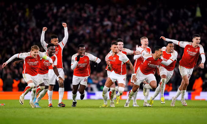 Cầu thủ Arsenal reo mừng khi thủ môn David Raya đẩy loạt đá luân lưu quyết định trước Porto, lượt về vòng 1/8 Champions League trên sân Emirates, thành phố London, Anh, tối 12/3/2024. Ảnh: PA