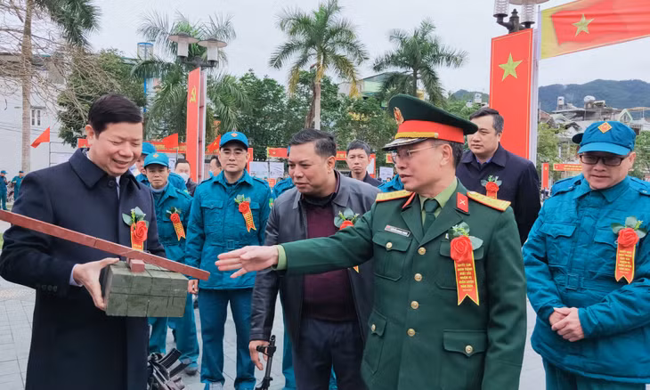 Kiểm tra mô hình, học cụ, tài liệu liên quan đến công tác huấn luyện.