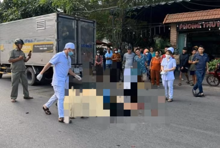 Hiện trường vụ tai nạn giao thông khiến cháu bé tử vong tại chỗ.