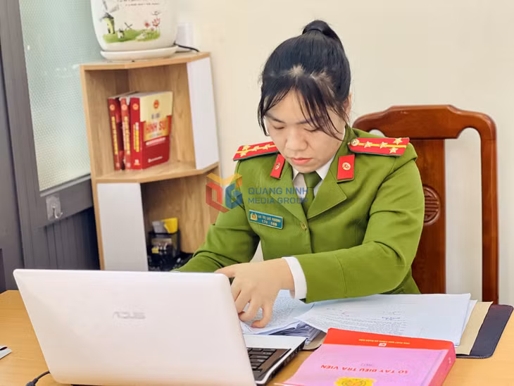 Đại úy Lại Thị Lan Phương nghiên cứu các điều luật phục vụ điều tra.