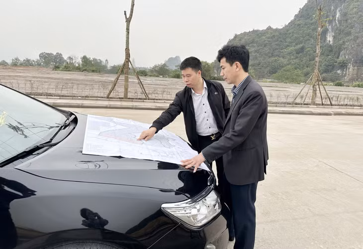 Lãnh đạo phòng Kinh tế, TP Uông Bí trao đổi với đại diện chủ đầu tư CCN Phương Nam.
