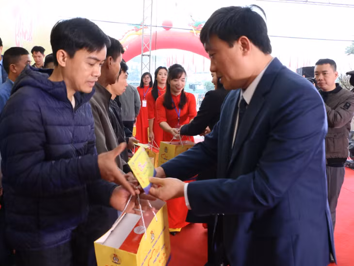 Lãnh đạo Tập đoàn tặng quà Tết cho công nhân vùng Cẩm Phả nhân dịp Tết Nguyên đán Giáp Thìn.