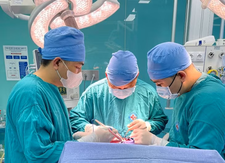 Kíp phẫu thuật do các bác sĩ Trung tâm Y tế huyện Tiên Yên thực hiện ngày 12/3/2024. (Ảnh: Cao Nhung)