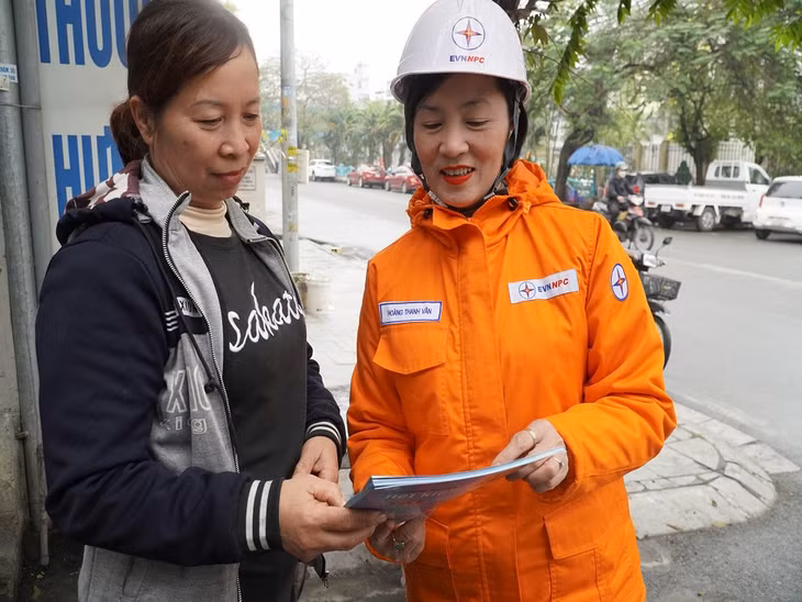Công nhân Công ty Điện lực Quảng Ninh tuyên truyền hưởng ứng Giờ trái đất năm 2024.