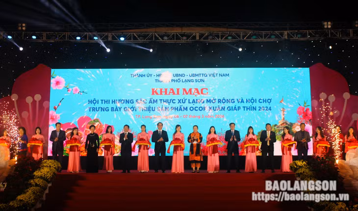 Các đại biểu thực hiện nghi thức cắt băng khai mạc hội thi “Hương sắc ẩm thực xứ Lạng” mở rộng và hội chợ trưng bày giới thiệu sản phẩm OCOP xuân Giáp Thìn 2024