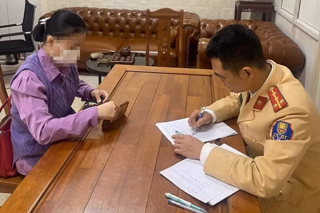 Nữ tài xế L.H.T tại trụ sở Đội CSGT đường bộ số 6. Ảnh: Công an cung cấp