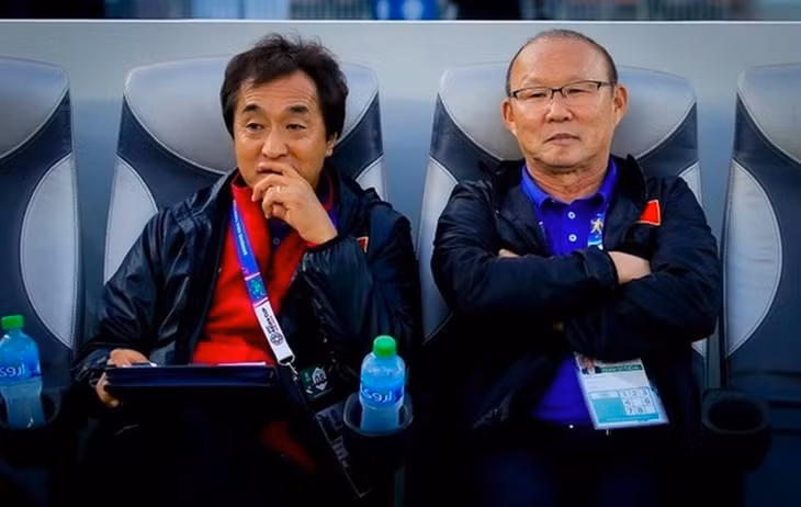 Ông Lee Young Jin (trái) sẽ nắm vai trò cố vấn kỹ thuật cho HLV Hwang Sun Hong ở đội tuyển Hàn Quốc (Ảnh: An An).