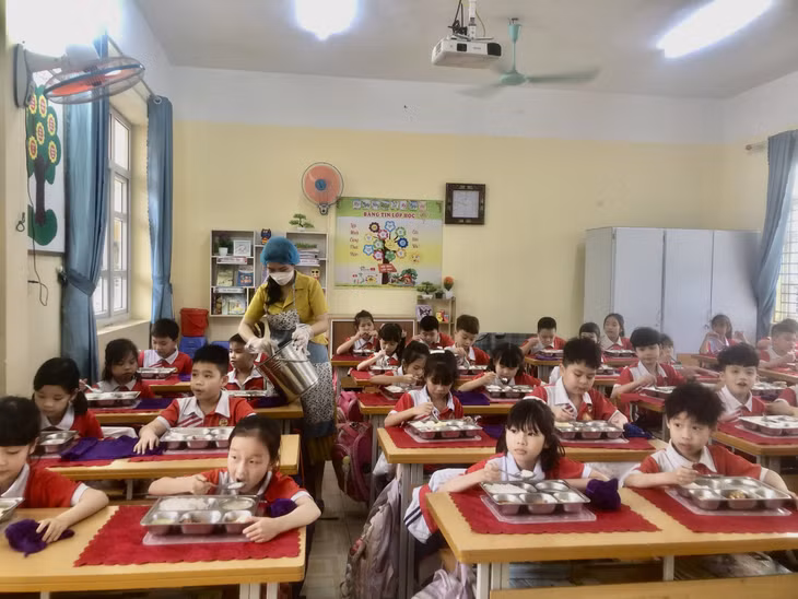 Giờ ăn trưa ngày 28/3 của học sinh Trường Tiểu học Quang Hanh, TP Cẩm Phả.
