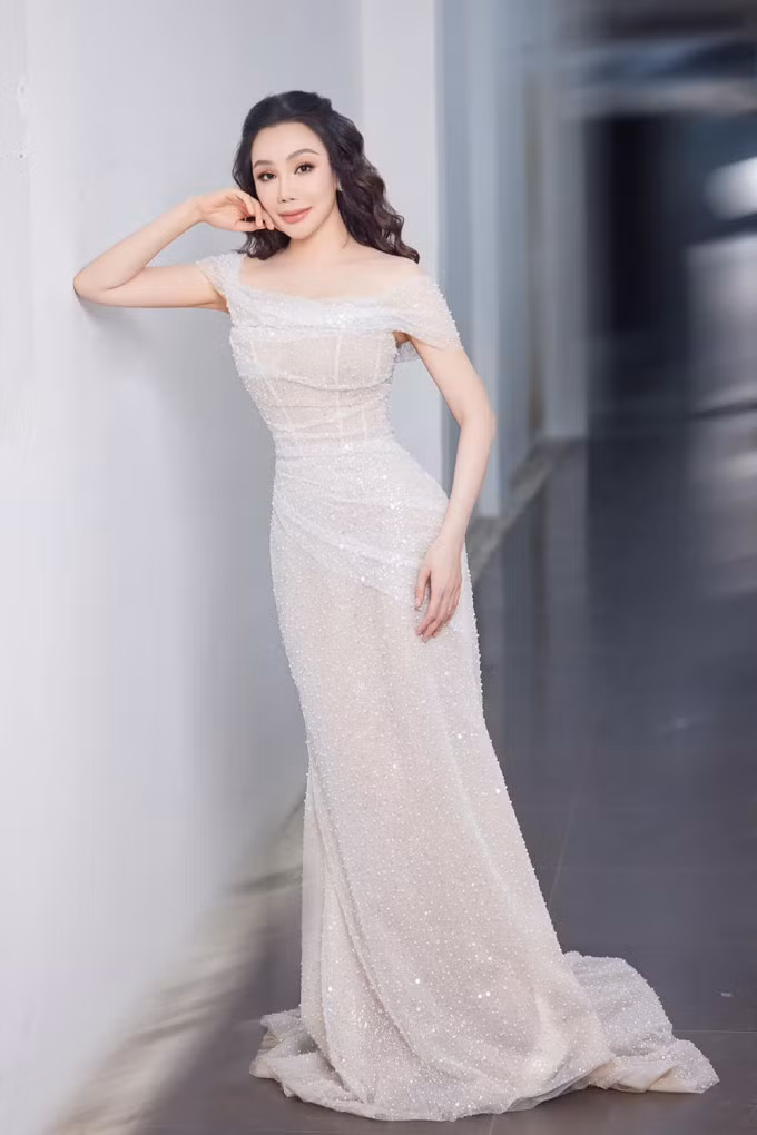 Hồ Quỳnh Hương diện đầm trễ vai, chất liệu xuyên thấu trong một đêm nhạc giữa tháng 3. Ca sĩ hiện áp dụng chế độ ăn chay, xen kẽ lịch tập luyện để giữ vóc dáng thon gọn. "Tôi biết bản thân không xinh đẹp nên nỗ lực để bù lại", cô nói.