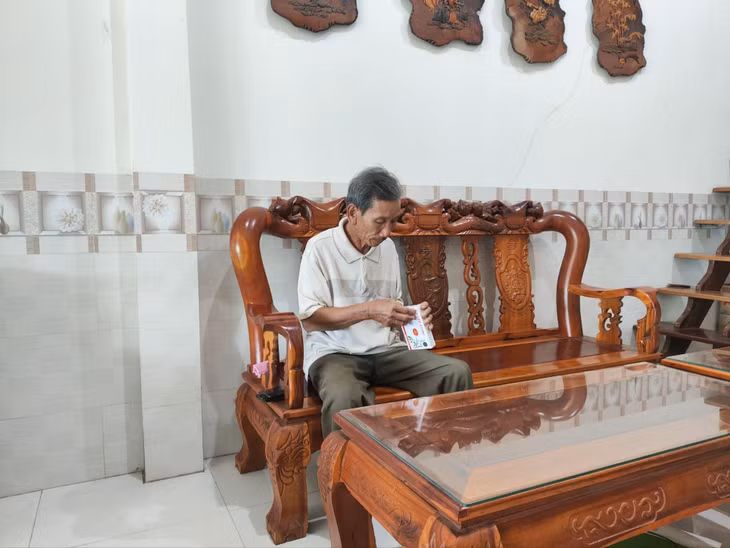 Chỉ 3 tháng uống Ích Tâm Khang chú Bảy dứt hẳn cơn đau ngực khó thở.