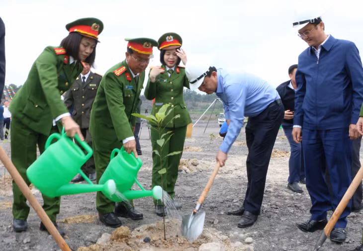 Đồng chí Ngô Hoàng Ngân, Bí thư Đảng ủy, Chủ tịch HĐTV Tập đoàn Công nghiệp Than - Khoáng sản Việt Nam cùng các đại biểu tham gia trồng cây tại khai trường vỉa 14, Công ty CP Than Núi Béo. Ảnh chụp ngày 19/2/2024.
