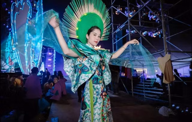 Nam Em cho biết vương miện đang để chỗ cây đàn, ai đó đến lấy lại lẹ dùm tui