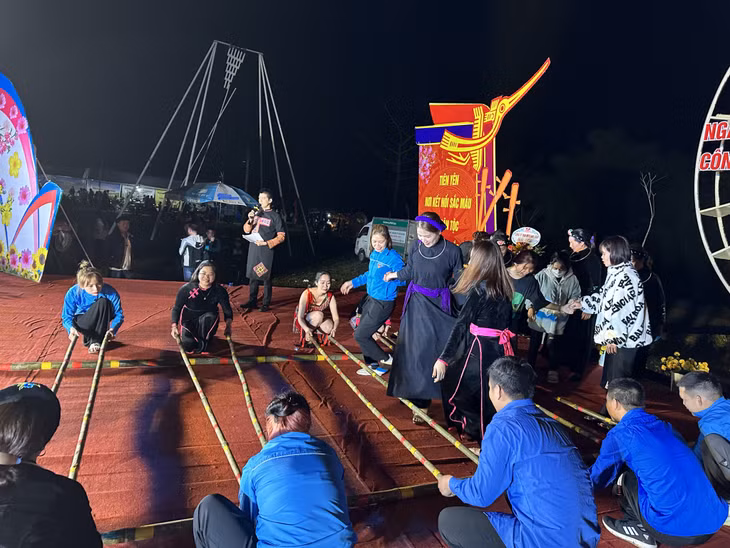 ĐVTN huyện Tiên Yên tham gia tổ chức trò chơi dân gian tại Ngày hội VHTT dân tộc Tày huyện Tiên Yên năm 2023.