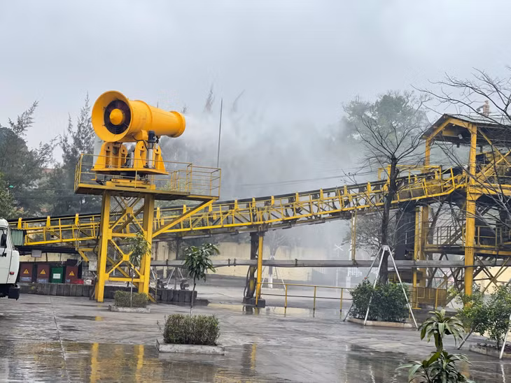 Hệ thống phun sương dập bụi ở Công ty Tuyển than Cửa Ông.
