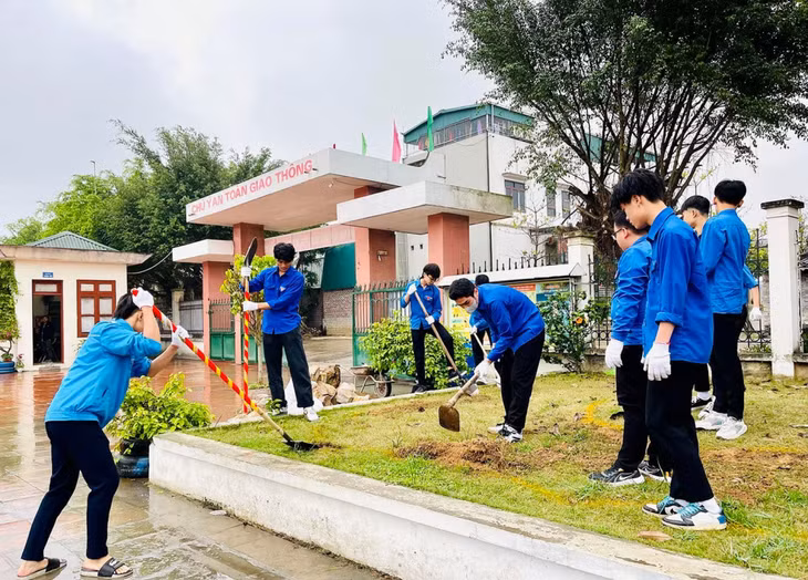 Đoàn viên, thanh niên TP Uông Bí tham gia trồng cây làm đẹp cảnh quan tại Trường Tiểu học Phương Nam C nhân ngày cao điểm tình nguyện xây dựng đô thị văn minh 9/3. Ảnh: Tỉnh Đoàn Quảng Ninh