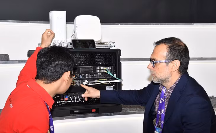 Kỹ sư Viettel giới thiệu Private 5G "Make in Vietnam", "Made by Viettel" cho khách quốc tế tại MWC 2024.