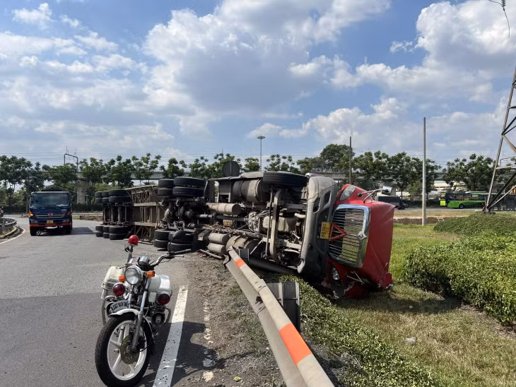 Hàng chục mét hộ lan bị cày nát.