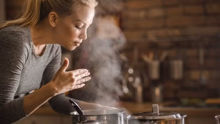 Có nhiều cách khử mùi thức ăn bám trên quần áo. (Ảnh: Cookist)