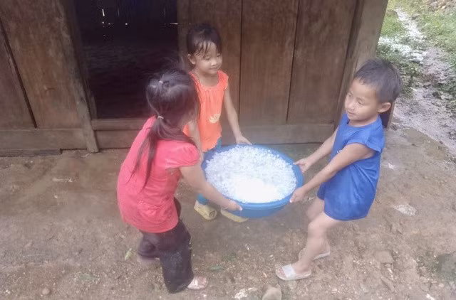 Các viên đá có kích thước từ 1 đến 2 cm nhưng cường độ khá dày khiến cho nhiều khu vực bị phủ một lớp đá dày trắng xóa.