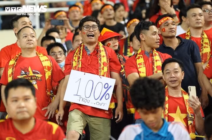 Cổ động viên phẫn nộ đòi đuổi HLV Troussier.