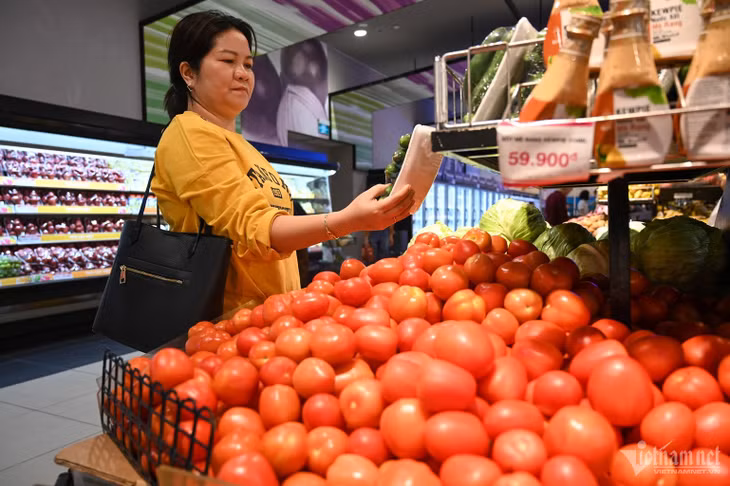 Để đảm bảo duy trì đời sống hiện nay, người dân phải chi tiêu nhiều hơn, đồng nghĩa mức giảm trừ gia cảnh ít nhất phải được nâng lên tương ứng. Ảnh: Anh Nguyễn