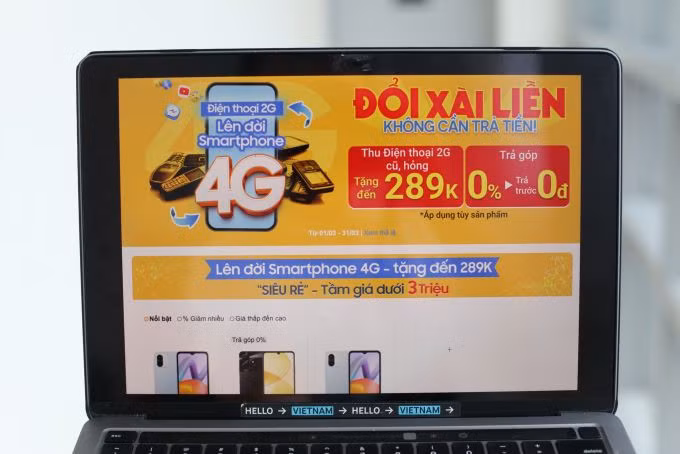 Chương trình thu cũ điện thoại 2G đổi mới smartphone 4G của một hệ thống bán lẻ. Ảnh: Khương Nha