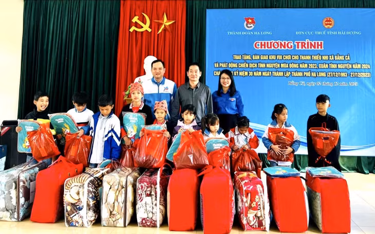 Thành Đoàn Hạ Long và các đơn vị tặng quà cho các học sinh có hoàn cảnh khó khăn.