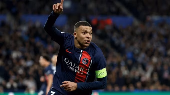 Mbappe mừng bàn mở tỷ số cho PSG trong trận thắng Sociedad 2-1 ở lượt về vòng 1/8 Champions League tối 5/3 trên sân Anoeta. Ảnh: AFP