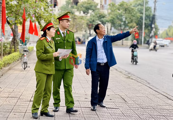 Công an phường Cẩm Trung, TP Cẩm Phả nắm tình hình địa bàn.