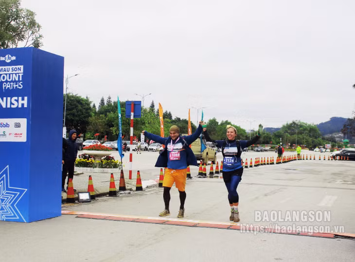 Niềm vui của 2 vận động viên nước ngoài tham gia cự li chạy 10km và 25km khi họ đã chinh phục được cung đường và cùng về đích một thời điểm. Được biết, tham gia giải có 20 VĐV mang quốc tịch của 12 quốc gia khác trên thế giới. Trong đó, có VĐV người Pháp lần đầu tiên đến với Việt Nam, hay có VĐV người Nhật 64 tuổi đi bộ từ Hà Nội tới Lạng Sơn để tham dự giải....
