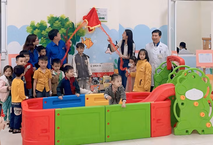 Hoa hậu Thùy Tiên bàn giao khu vui chơi cho bệnh nhi tại Thanh Hóa - Ảnh: NVCC