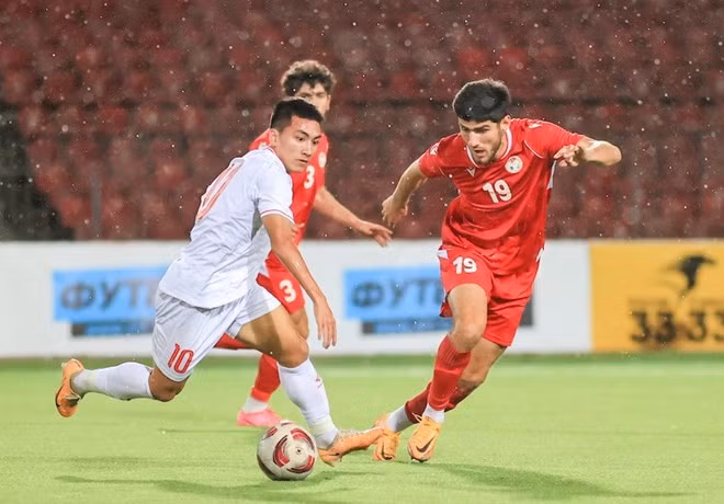 U23 Việt Nam (áo trắng) hoà 0-0 ở trận giao hữu thứ hai với U23 Tajikistan. Ảnh: VFF