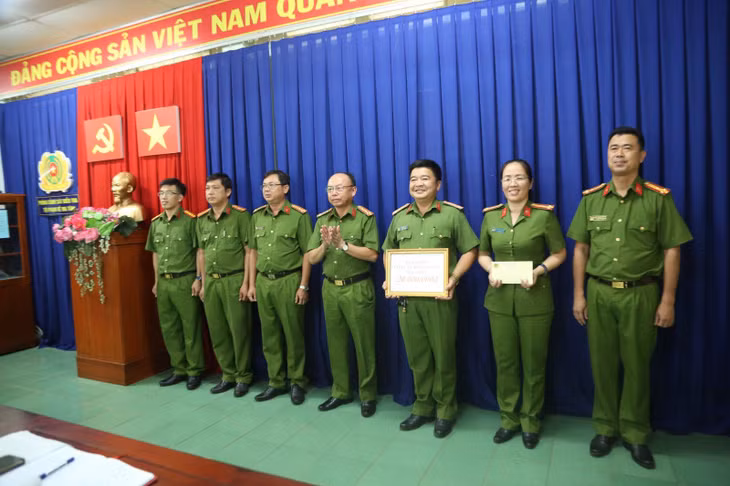 Khen thưởng Ban chuyên án khám phá đường dây ma túy.
