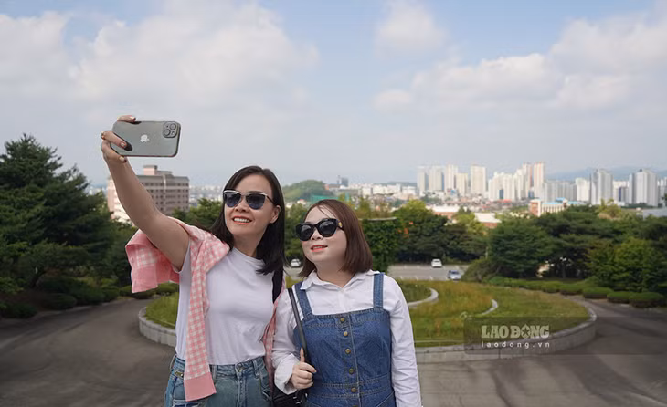 Đoàn khách Việt Nam khám phá thành phố Jeonju, tỉnh Jeonllanam-do, Hàn Quốc năm 2023. Ảnh: Ý Yên