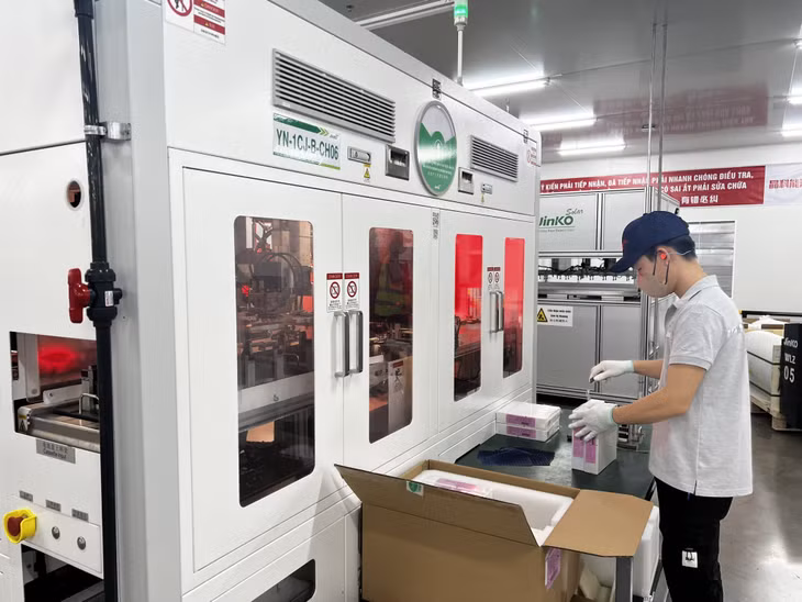 Sản xuất tấm silic tại Công ty TNHH Công nghiệp Jinko Solar Việt Nam (KCN Sông Khoai, TX Quảng Yên).