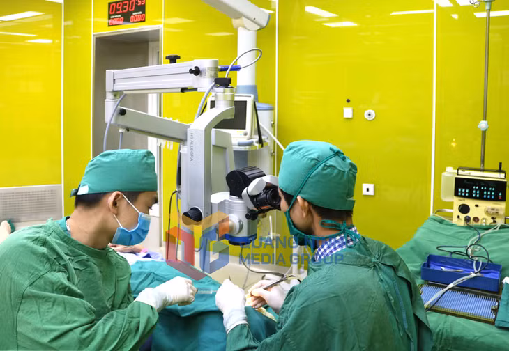 Các bác sĩ của Trung tâm Y tế thị xã Quảng Yên thực hiện thay thủy tinh thể bằng công nghệ phẫu thuật Phaco hiện đại (3-2024). Ảnh: Hoài Minh