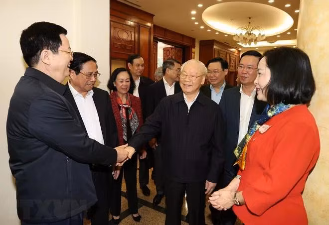 Tổng Bí thư Nguyễn Phú Trọng với các thành viên Tiểu ban Nhân sự tham dự phiên họp. (Ảnh : Trí Dũng/ TTXVN)