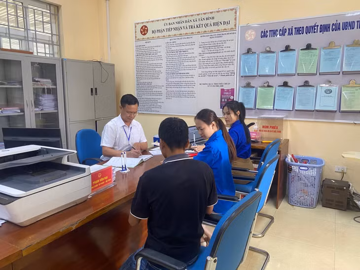 ĐVTN xã Tân Bình hướng dẫn công dân sử dụng dịch vụ công trực tuyến nộp TTHC.