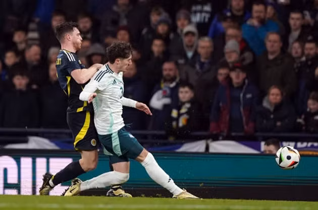 Andrew Robertson va chạm với Trai Hume.